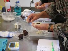 写真:豆と餡を包んでいる様子