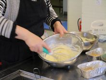 写真：材料を混ぜている様子