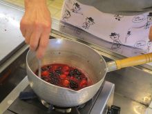 写真：ジュレを作っている様子