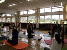 写真:呼吸に合わせて上半身を動かしている様子