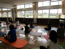 写真:片鼻式呼吸法を行っている様子