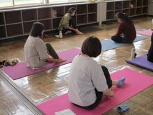 写真:うちくるぶしのセルフマッサージをしている様子