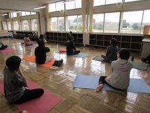 写真:胸鎖乳突筋をもみほぐしている様子