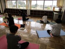 写真:腕をマッサージしている様子