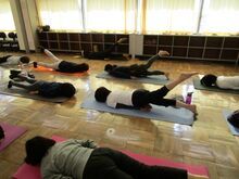 写真:バッタのポーズを行っている様子