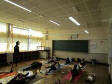 写真:右半身を緩めながら調整している様子