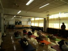 写真：骨盤周りの筋肉を緩めている様子