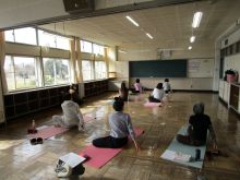 写真：上半身を緩めている様子