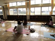 写真：下半身のセルフマッサージをしている様子