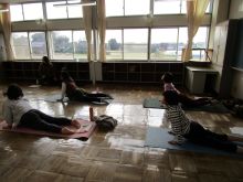 写真：コブラのポーズを行っている様子