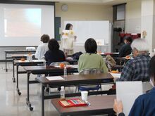 写真:講師の説明を聞いている様子