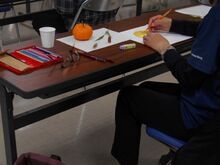 写真:色を塗っている様子