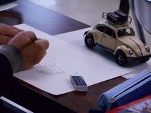 写真：下書きをしている様子