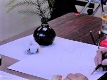 写真：下書きをしている様子