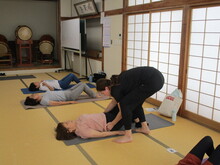 写真：講師が骨盤の動きを確認している様子