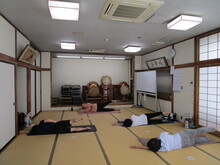 写真：足を前後にキックしている様子