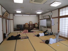 写真：かかとを突き出して足を回している様子