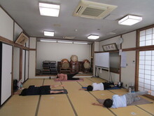 写真：つま先を伸ばして足を回している様子
