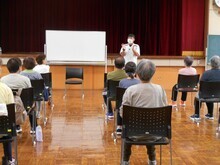 写真:講師の説明を聞いている様子