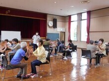 写真:じゃんけんの勝敗で体を動かしている様子