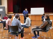 写真:講師の説明を聞いている様子