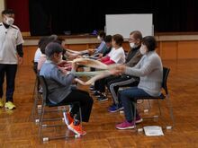 写真:タオルを持って歌を歌っている様子