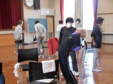 写真:上体そらしをしている様子