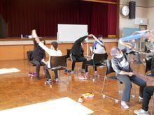 写真:胸筋を使う体操をしている様子