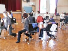 写真:腸腰筋を使う体操をしている様子