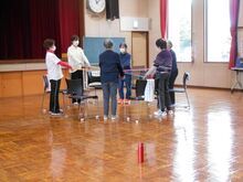 写真:ヘアゴムを使った運動をしている様子