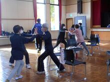 写真:ふくらはぎのストレッチをしている様子