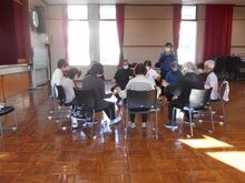 写真：テニスボールを隣の人に渡している様子