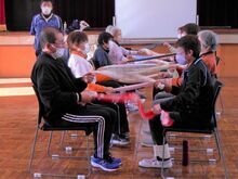 写真：タオルを交差させている様子