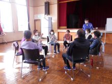 写真:じゃんけんをしている様子