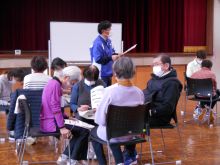 写真:講師の説明を聞いている様子