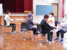 写真:タオルを使ったエクササイズをしている様子