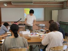 写真：講師の説明の様子