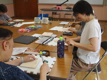 写真：釘打ちをしている様子