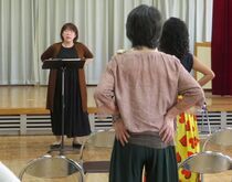 写真:腹式呼吸の練習をしている様子