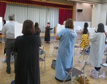 写真:夏の思い出を歌っている様子