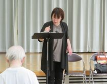 写真:講師が曲の背景を説明している様子