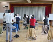 写真:まっかな秋を歌っている様子