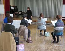 写真:村の鍛冶屋を歌っている様子