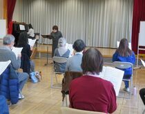 写真:「村祭」の曲の特徴について説明している様子