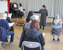 写真:「カリンカ」を歌っている様子