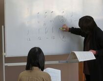 写真:講師がリズムのとり方を説明している様子