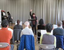 写真:高い音を意識して歌っている様子