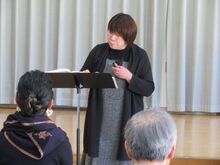 写真：子音の発音のしかたを説明している様子