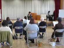 写真：「冬の夜」を歌っている様子