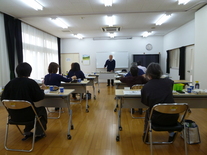 写真：講師が説明している様子
